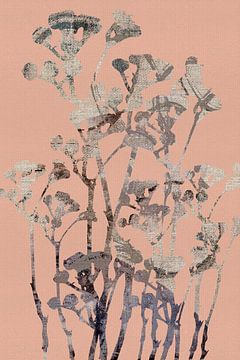Zomerbloemen in taupe en paars op koraalroze van Dina Dankers