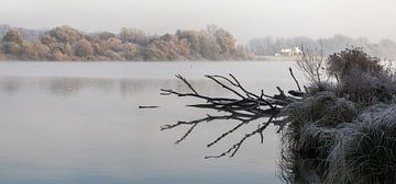 Sunrise at the lake. by Bart Ceuppens