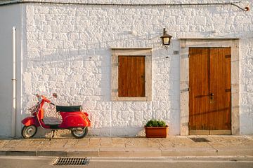 Vespa rouge devant une maison blanche sur Marika Huisman fotografie