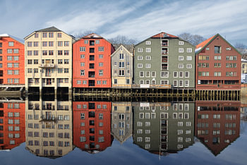 Kleurrijke kantoorgebouwen in Trondheim, Noorwegen.