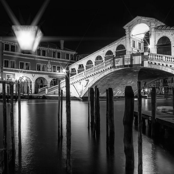 VENETIË Rialto brug bij nacht | zwart-wit van Melanie Viola