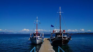 Twee schepen op een landingsbaan in de ionische zee bij het eiland Korfoe van adventure-photos