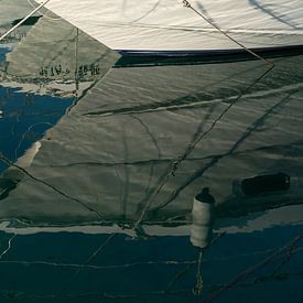 Boote spiegeln sich im ruhigen Meerwasser 2 von Adriana Mueller