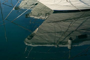 Zeilboten weerspiegeld in het kalme zeewater 2 van Adriana Mueller
