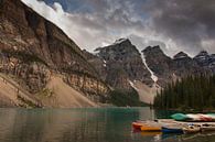 Kayaks at Moraine Lake van Ilya Korzelius thumbnail