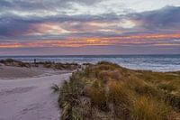 Zonsondergang in de duinen op het strand