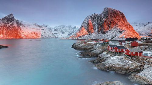 Les maisons en bois rouge de Hamnoy au lever du soleil