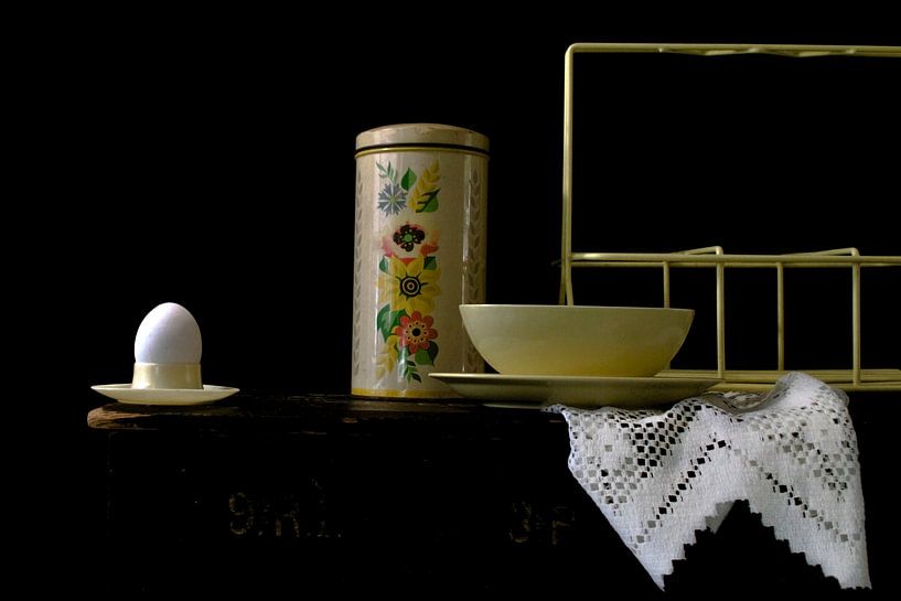 Image d'une nature morte avec des trucs rétros jaunes. par Therese Brals