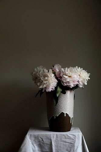 Nature morte de pivoines à la floraison abondante