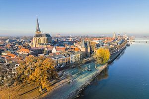 Kampen Stadtansicht am Fluss IJssel während eines Wintersonnenaufgangs