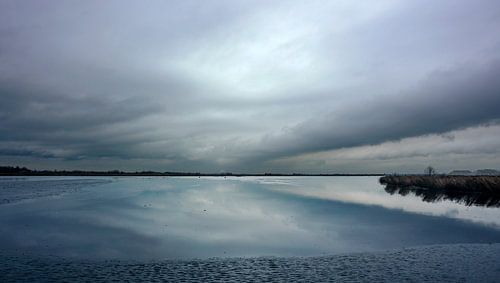 Wolken reflecteren boven het Alkmaardermeer