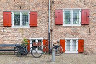 Klassieke  Nederlandse fietsen voor een kasteel van Hilda Weges thumbnail