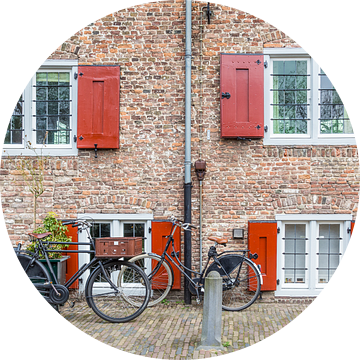 Klassieke  Nederlandse fietsen voor een kasteelmuur van Hilda Weges