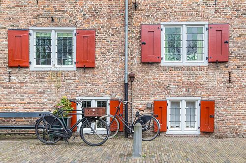 Klassieke  Nederlandse fietsen voor een kasteel