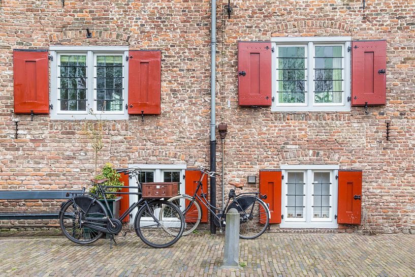Klassieke  Nederlandse fietsen voor een kasteel van Hilda Weges