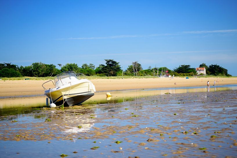 Boot liggend op het strand van Youri Mahieu