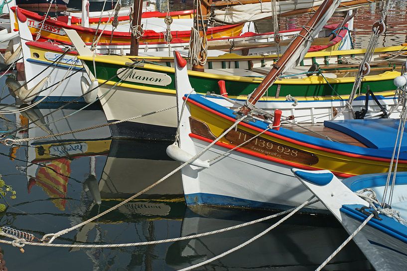 Kleurrijke spiegeling van kleine vissersbootjes in het water van Gert van Santen
