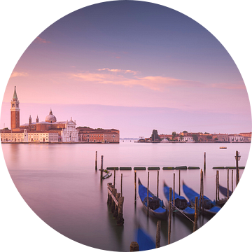 San Giorgio kerk en gondels bij zonsopgang. Italië