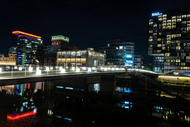 Medienhafen Düsseldorf bei Nacht mit modernen Bürogebäuden und beleuchtetem Hafenbecken von Your Happy Life