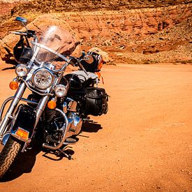 Motorrad Chopper in roter Sandstein Wüste in Arizona USA von Dieter Walther