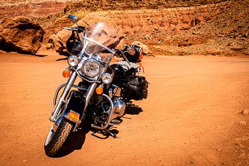 Motorfiets chopper in rode zandsteen woestijn in Arizona USA van Dieter Walther
