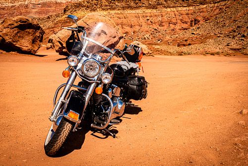Motorfiets chopper in rode zandsteen woestijn in Arizona USA