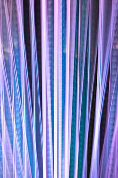 Long exposure abstracte beweging met film materiaal in pastel kleuren paars.en blauw