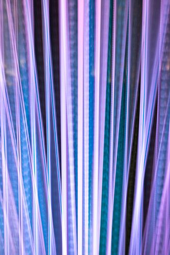 Long exposure abstracte beweging met film materiaal in pastel kleuren paars.en blauw
