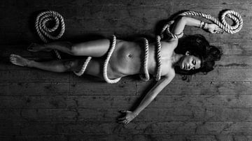Naakte vrouw in een touw gewikkeld van Retinas Fotografie