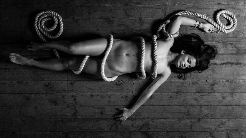 Naakte vrouw in een touw gewikkeld von Retinas Fotografie