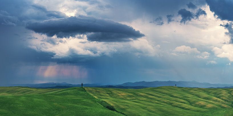 Italië Toscane heuvellandschap met onweer van Jean Claude Castor