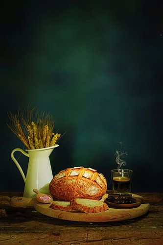 Stilleven met brood ,koffie ,koren en chocolade.