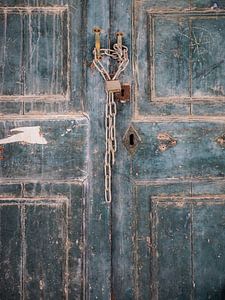 Gros plan sur une vieille porte bleue sur Art By Dominic