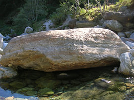 Bergwelten XXXIV - Urgesteinsfelsen im Valle di Livo von Helmut Martin - The Art of Stone - Steinkunst & Photographie