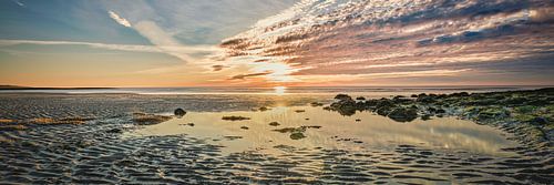 Noordzeestrand bij een zonsondergang in het najaar