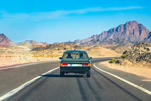 Road trip through the desert of Egypt sur Michiel Ton