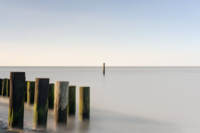 Wellenbrecher in der Sonne in Zeeland von Claire van Dun