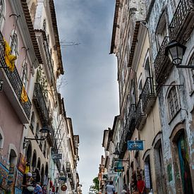 Pelourinho straat in de stad Salvador, Bahia, Brasil van Castro Sanderson