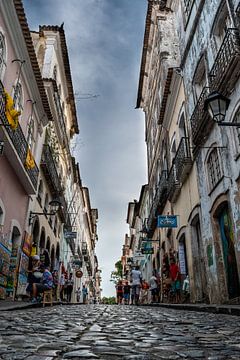 Pelourinho straat in de stad Salvador, Bahia, Brasil van Castro Sanderson