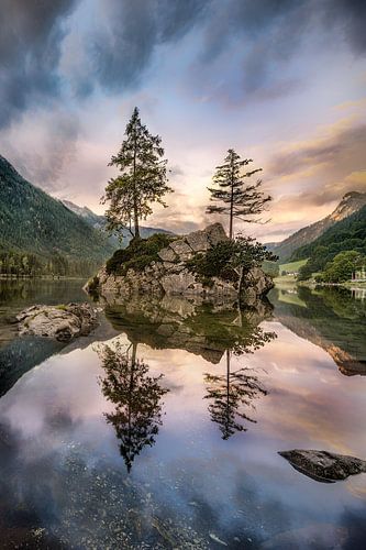 Zonsopgang bij de alpen aan de Hintersee bij Berchtesgaden in Beieren