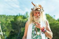 Sigaar rokende Hippie op het mooie eiland Ibiza van Laura de Kwant thumbnail