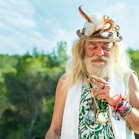 Sigaar rokende Hippie op het mooie eiland Ibiza van Laura de Kwant