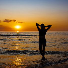 Damen-Silhouette vor einem bunten Sonnenuntergang von Eigenwijze Fotografie