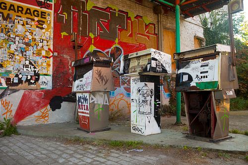 des pompes à essence abandonnées
