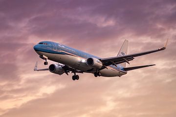 KLM Boeing 737 land bij zonsopkomst van Maxwell Pels
