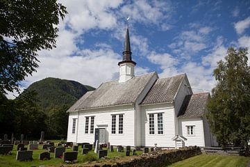 Kerk in Gjerde, Noorwegen van Kees van Dun
