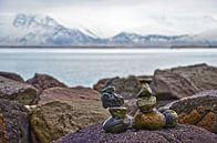 Steenmannetjes bij de Saebraut in Reykjavik, IJsland van Frans Blok thumbnail