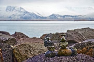 Steinmännchen beim Saebraut in Reykjavik, Island von Frans Blok