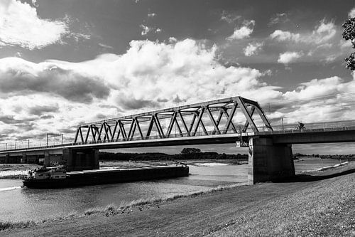 Railway bridge Deventer black and white