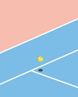 Court de tennis bleu et rose avec balle de tennis